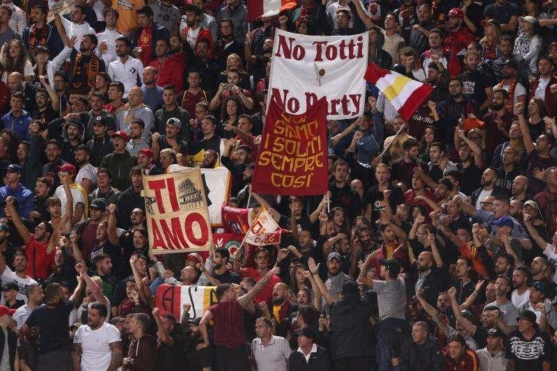 LA VOCE DELLA SERA - Trigoria: palestra e scarico, presente Mario Rui. Domani giorno di riposo. Totti: "Diffido chiunque dall'utilizzo della mia immagine per scopi politici"