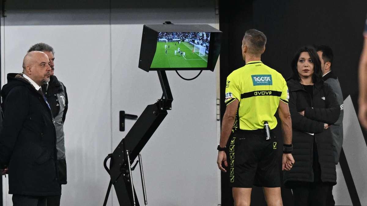 MLS, arbitro spiega ai tifosi perché annulla il gol. VIDEO!