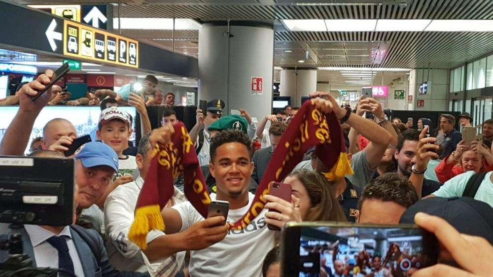 Kluivert cita Grazie Roma: "Dimmi cos'è, che ci fa sentire amici anche se non ci conosciamo"