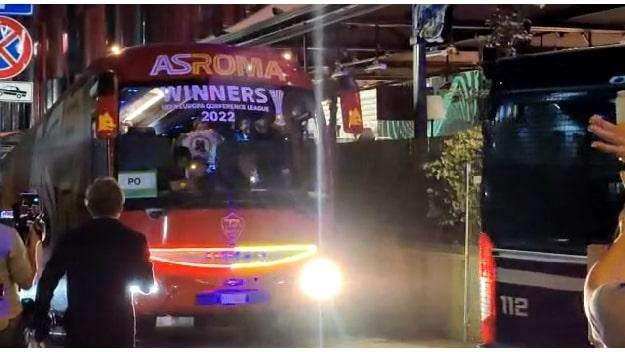 TIRANA - Il pullman lascia lo stadio. VIDEO!