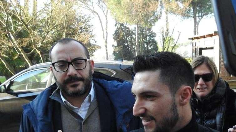 POLITANO - Terminate le visite mediche. Il giocatore a Trigoria, nel pomeriggio la partenza per Parma. I tifosi: "Bentornato a casa". FOTO! VIDEO!