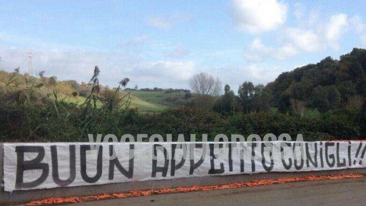LA VOCE DELLA SERA - Trigoria, striscione fuori dai cancelli: "Buon appetito conigli!". Gervinho domani in gruppo, Pallotta a Roma in settimana