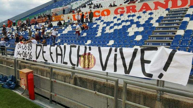 Striscione dedicato a De Falchi nella finale Primavera. FOTO!