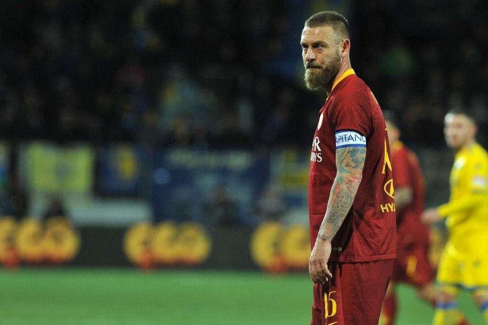 Derby, 287 ammonizioni e 33 espulsioni tra Roma e Lazio: De Rossi quello con più gialli