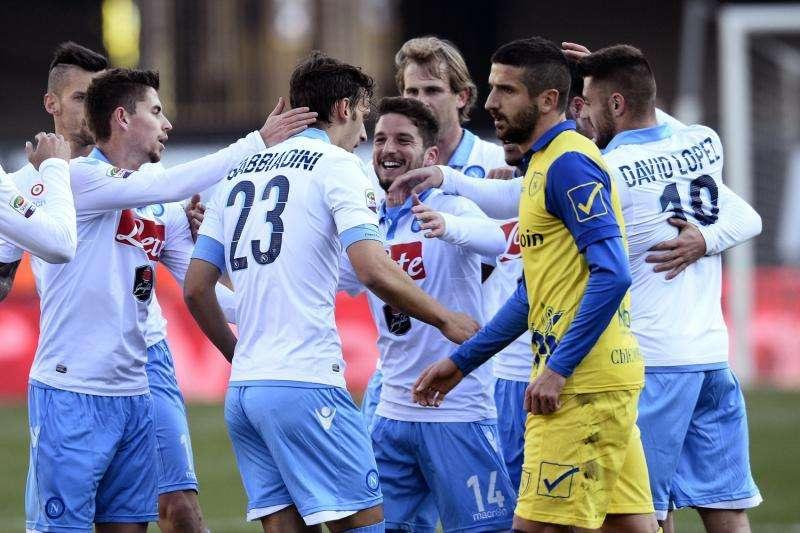 Napoli già in campo per preparare la sfida con la Roma. Assenti i nazionali
