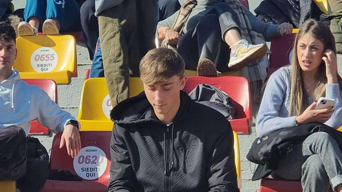 VG - Huijsen assiste a Roma-Monza Primavera. Il difensore regala una maglia al suo ex compagno di squadra Domanico. FOTO!