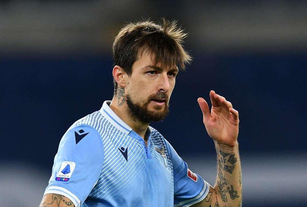 Lazio, il duro comunicato della Curva Nord ad Acerbi: "Uomo senza onore, non sei più gradito qui a Roma"
