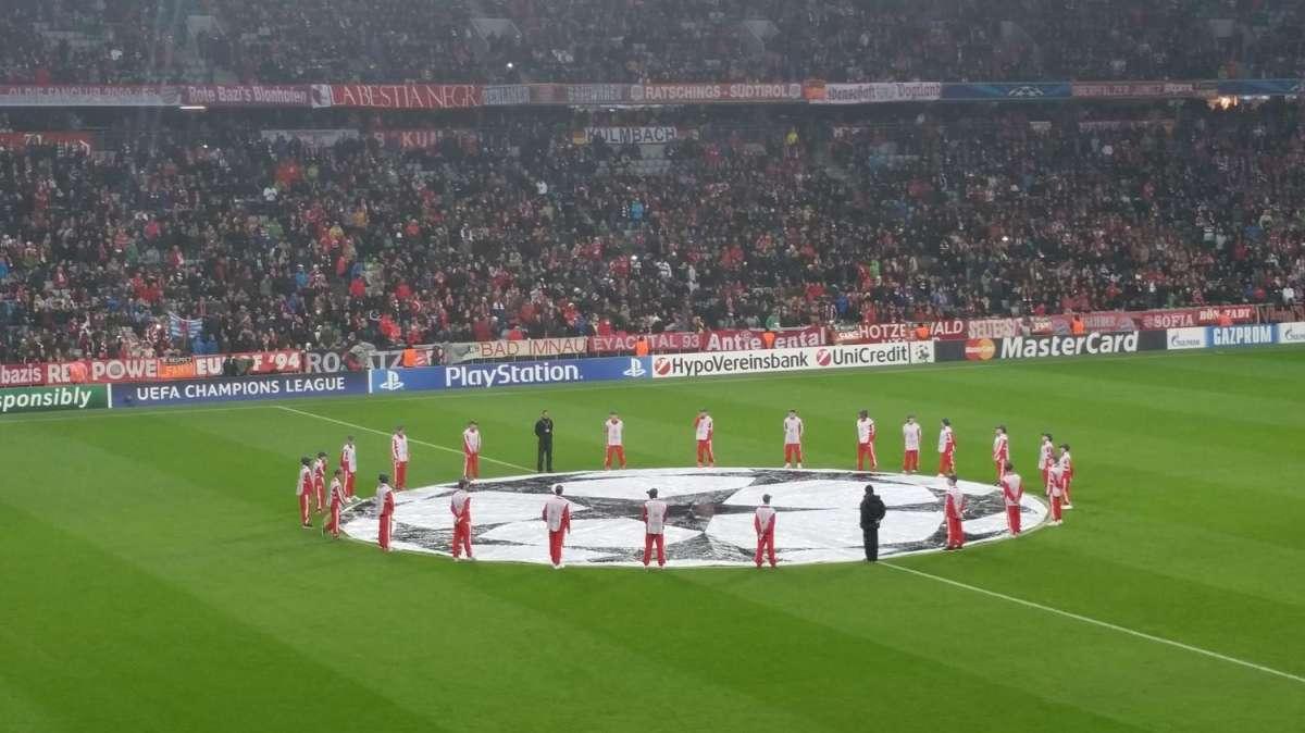 I tifosi della Roma cantano per la squadra, i giocatori ringraziano