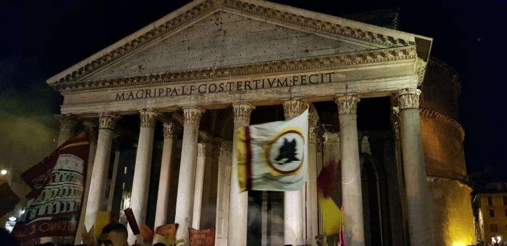 Il corteo dei tifosi della Roma verso Via degli Uffici del Vicario. FOTO! VIDEO!
