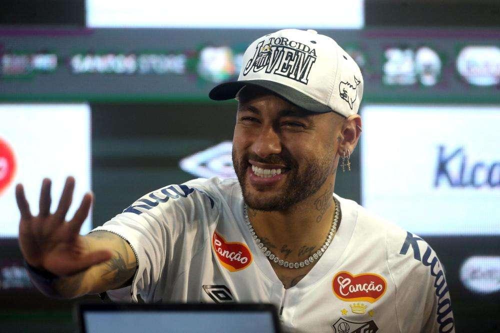 Santos, Neymar arriva in elicottero al primo allenamento