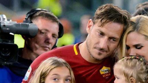 Totti con Ilary a Frontone prima di Montecarlo: foto e autografi per lui