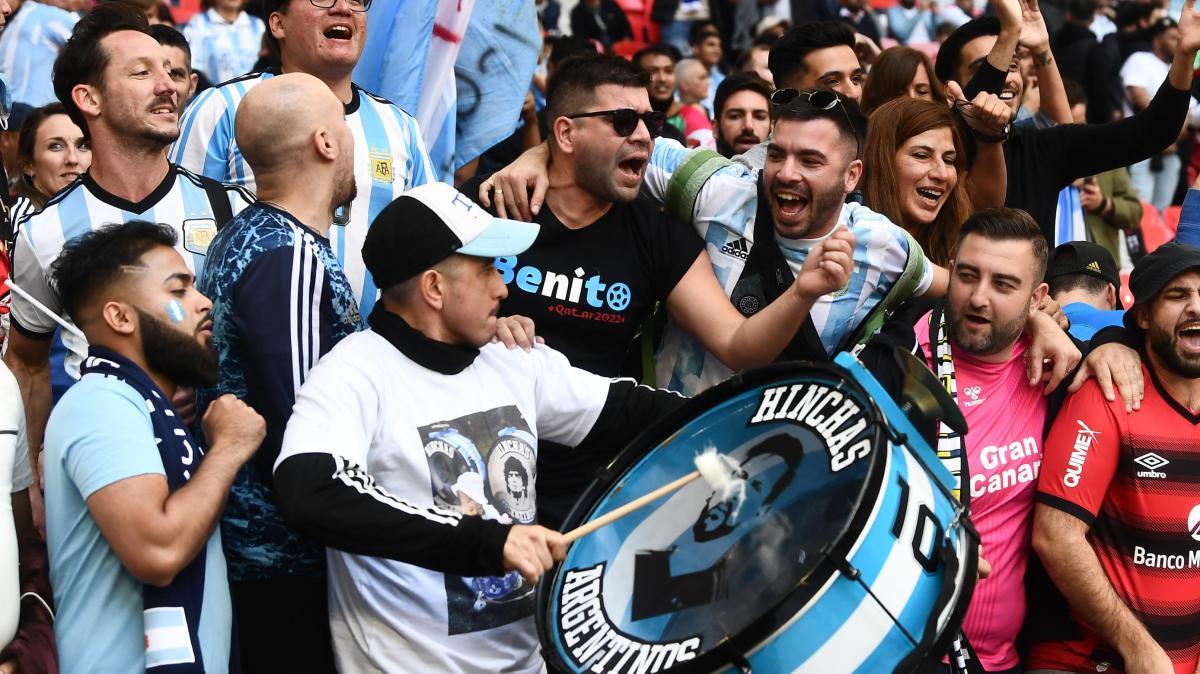 Mondiali, in Argentina virale il coro: "Chi non salta è inglese"