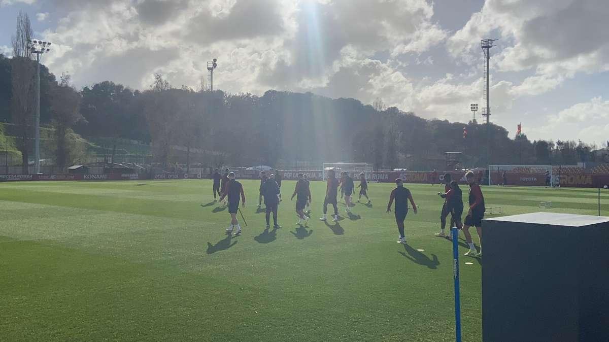 TRIGORIA - Anche Karsdorp in campo con i compagni. Ndicka con la mascherina protettiva. FOTO! VIDEO!