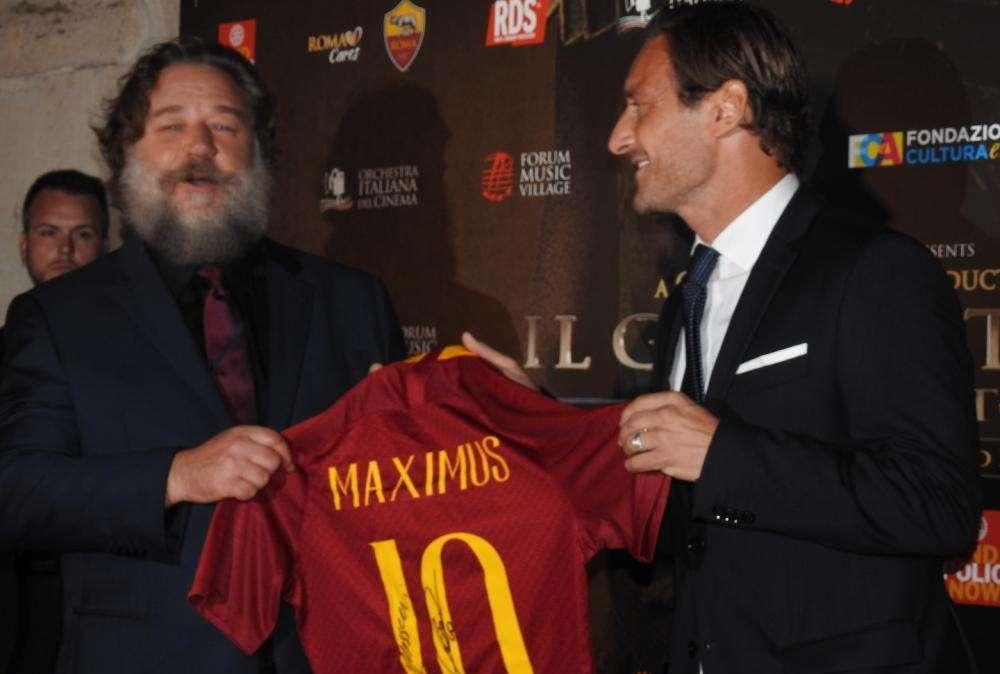 COLOSSEO - Totti incontra Russell Crowe: "Sei il nuovo numero 10 della Roma". L'attore: "Fantastico Francesco, ha fatto una carriera gloriosa". FOTO! VIDEO!