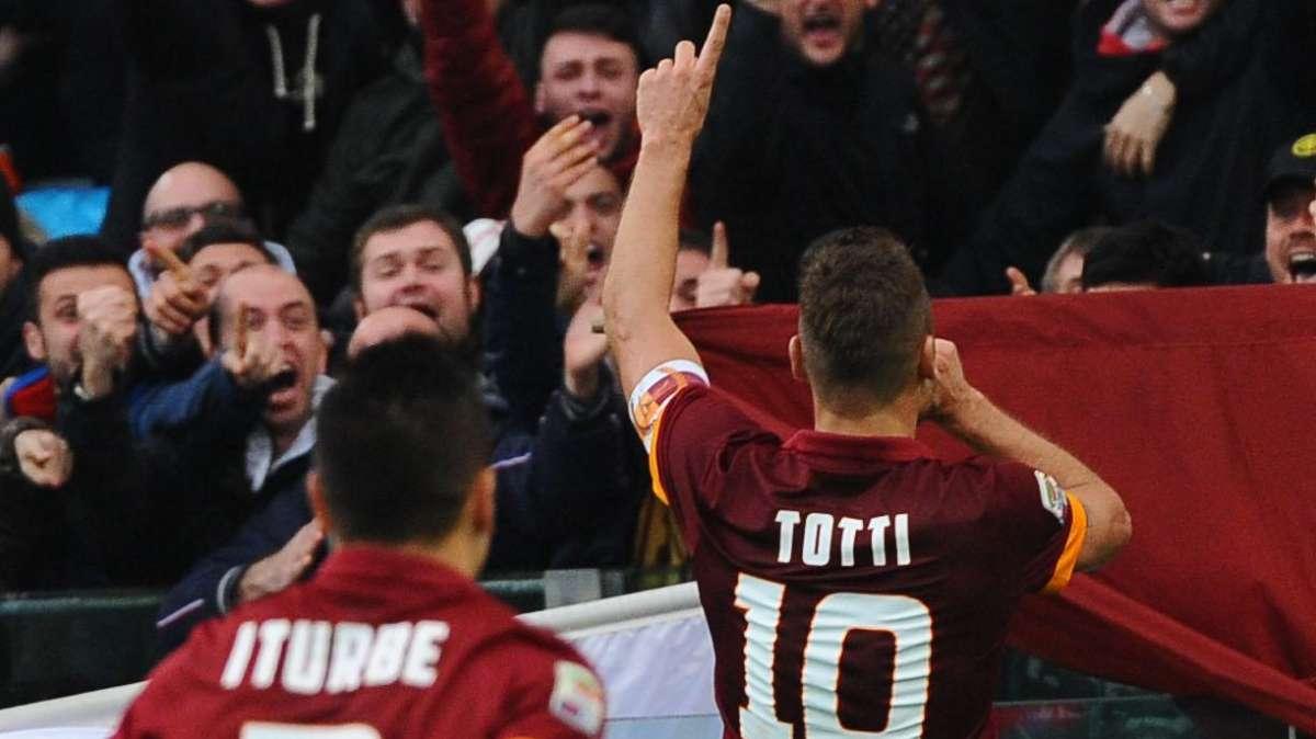 Totti rimonta la Lazio, 2-2 nel derby