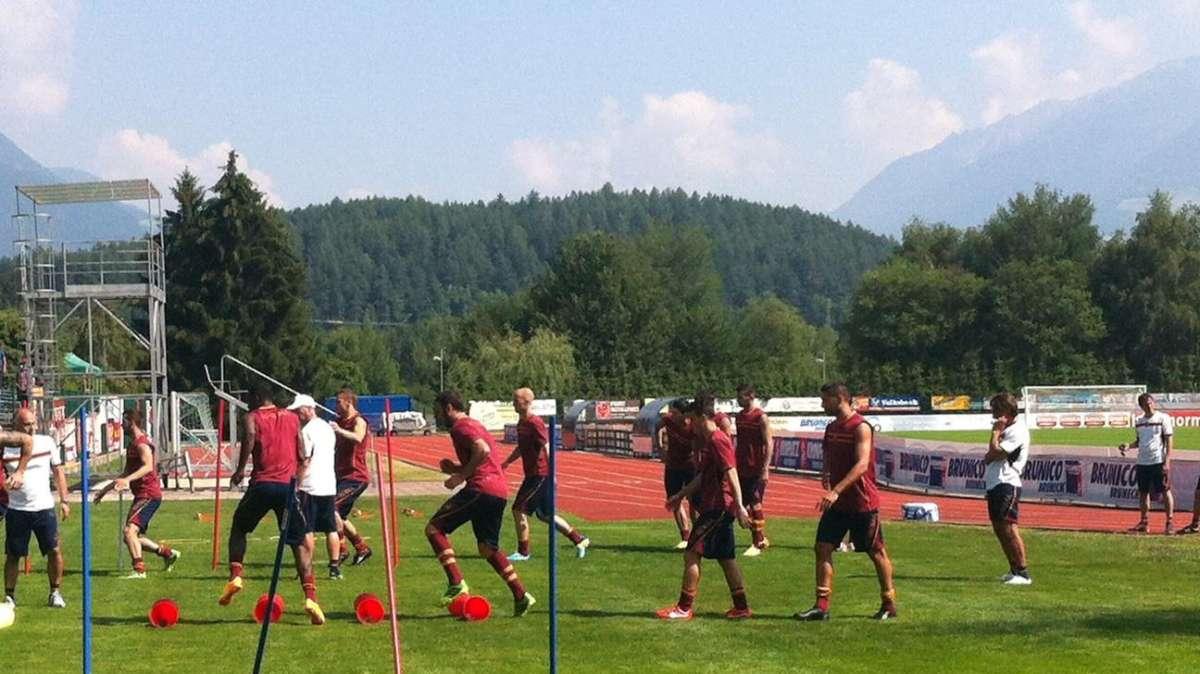 RISCONE - I giocatori effettuano il riscaldamento. Assenti Marquinhos e Maicon. Corsa per Benatia. VIDEO! FOTO!