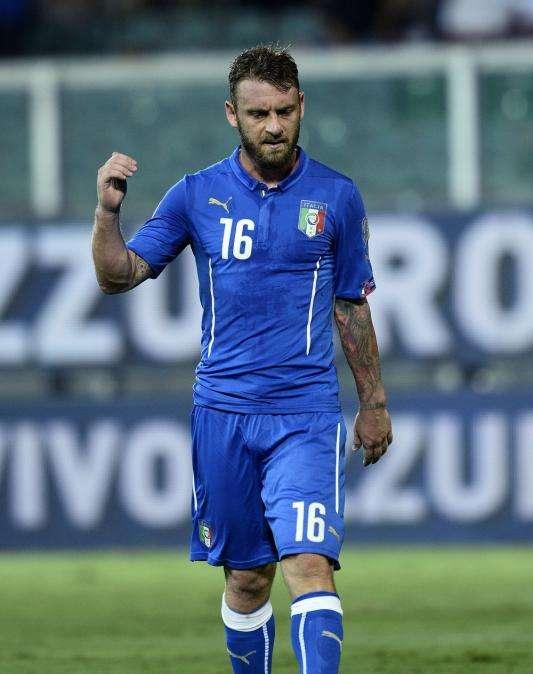 Italia, De Rossi "avverte" Izzo: "Hai una lunga strada da percorrere per raggiungere le mie 101 presenze"