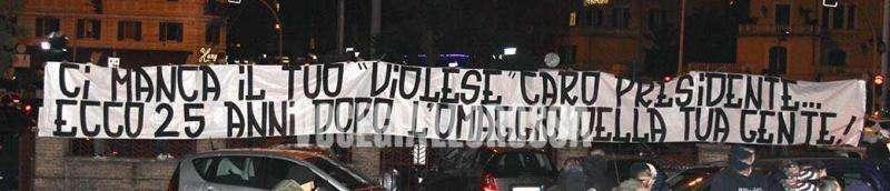 Striscione per Dino Viola: "Ci manca il tuo violese caro Presidente... ecco 25 anni dopo l'omaggio della tua gente". FOTO!