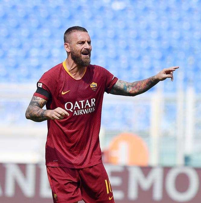 Giudice Sportivo - Multa di 1000 euro a De Rossi e Florenzi per la fascia da capitano, 5000 euro alla società. Quattro turni a Douglas Costa