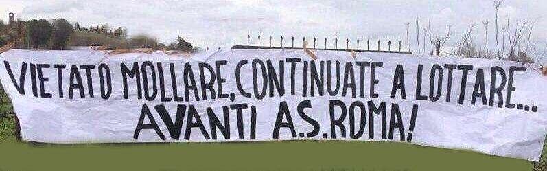 Trigoria, striscione fuori i cancelli: "Vietato mollare, continuate a lottare". FOTO!
