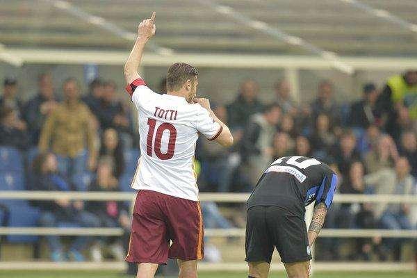 Accadde oggi - Totti salva la Roma a Bergamo. Striscione contro Pallotta. De Rossi: "Rimasto perché tifoso della Roma"