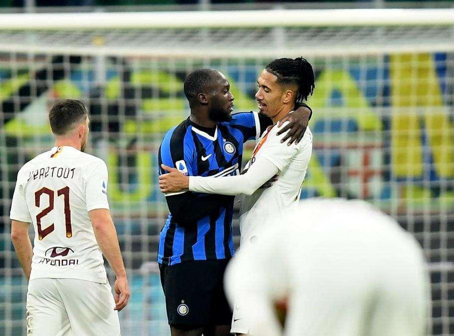 Twitter, Smalling abbraccia Lukaku a fine partita: "Mio fratello". FOTO!