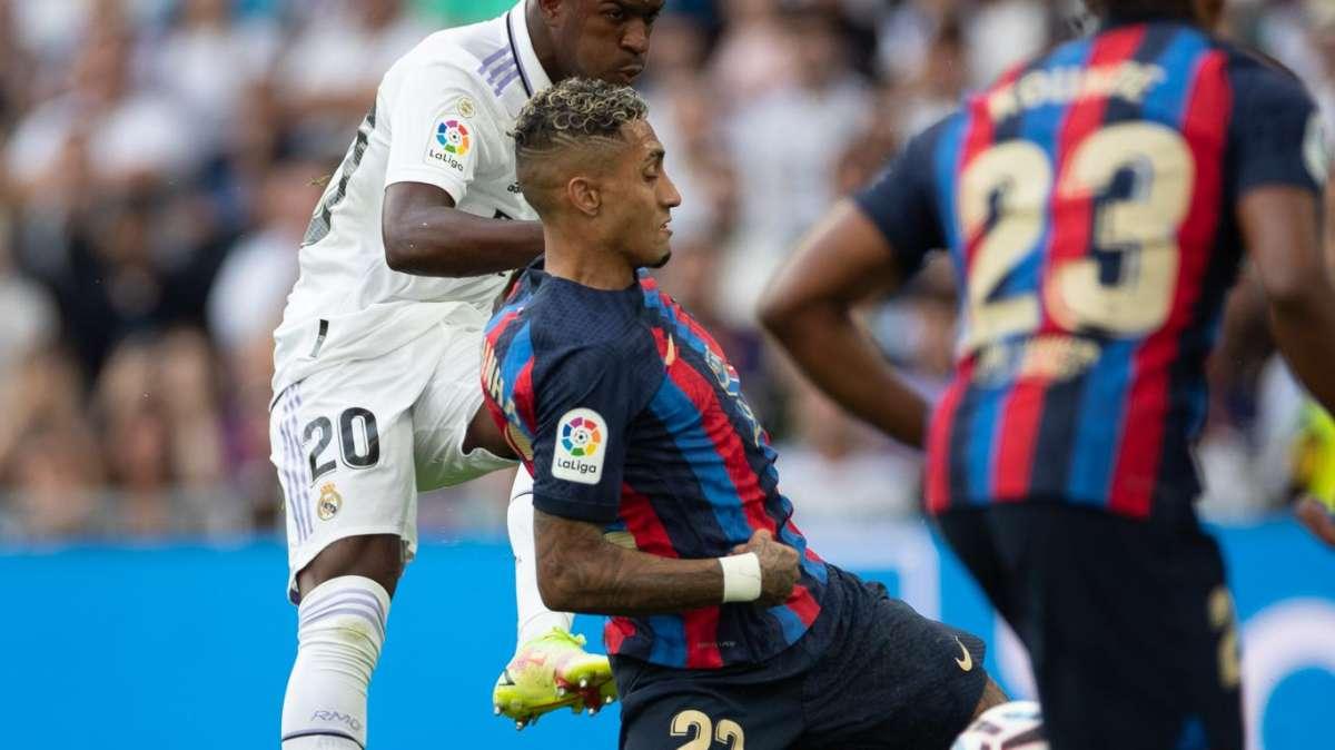 Barcellona, l'assurdo infortunio di Raphinha: si fa male scalciando un minibar