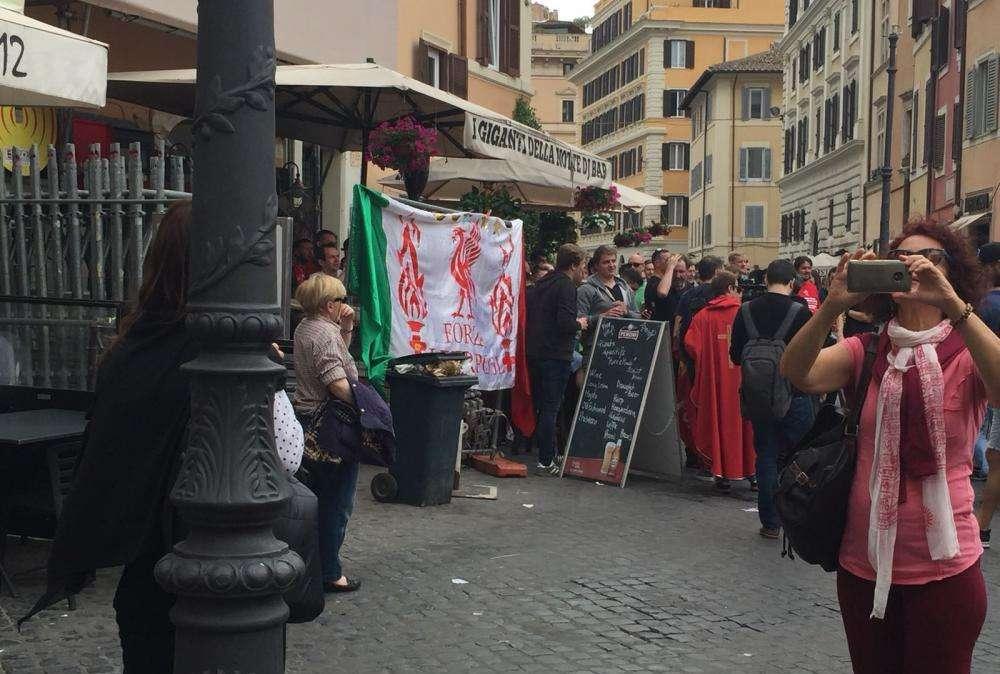 Iniziata l'invasione dei tifosi del Liverpool nella Capitale: "We love Lazio"