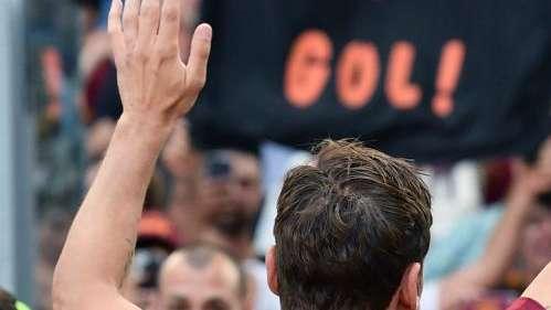 La Nannini celebra l'impresa in Champions della Roma e indossa la maglia di Totti. VIDEO!