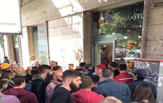 Roma-Genoa: esauriti Curva Sud, Distinti Sud e Curva Nord. Tifosi in coda per assicurarsi l'ultima di Totti dal vivo. FOTO!