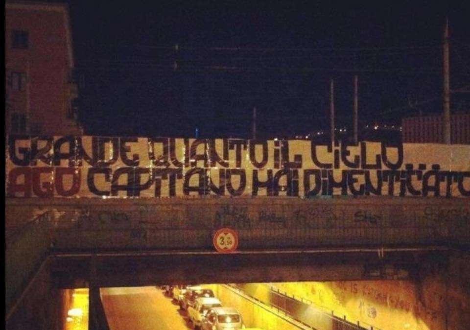 Striscione in ricordo di Agostino Di Bartolomei: "Grande quanto il cielo. Ago capitano mai dimenticato". FOTO!
