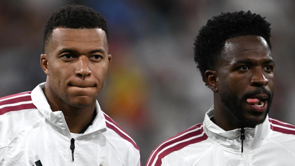 Real Madrid, Mbappé e Vinicius si coprono la maglia a sostegno di Ceuta: è polemica in Spagna