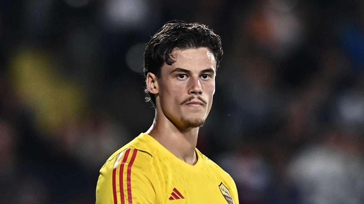 Roma-Latina 6-1 - La gara sui social: "Massimo rispetto per Svilar, con sottomaglia e pantalone lungo con oltre 35 gradi. Graziani niente male"