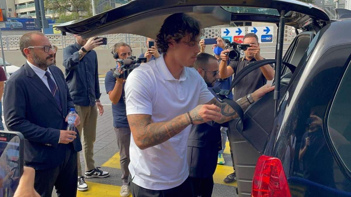 Svilar su Instagram: "Molto orgoglioso di aver firmato con questo grande club. Non vedo l'ora di incontrarvi allo stadio. Daje Roma"
