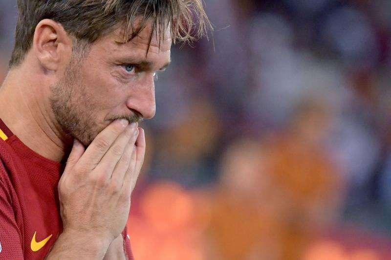 La Curva Sud del Milan: "Totti ha dato l'addio in lacrime davanti ai suoi tifosi, strano che un ragazzo di 18 anni possa invece preferire il denaro"