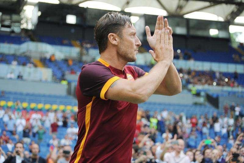 Accadde oggi - Totti vince il Golden Foot: "Mi ha amareggiato l'accanimento sul piano personale". Prandelli: "Un meraviglioso vecchietto". Candela: "Sono troppo romanista per Conte in panchina"
