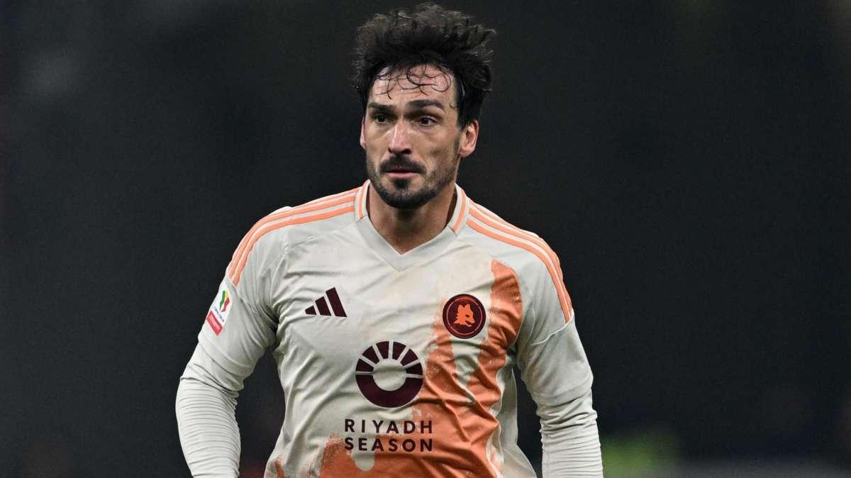 Hummels, selfie e scuse coi tifosi ad attendere la squadra nella notte 