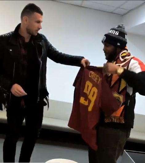 NFL - Casey ieri all'Olimpico ha ricevuto una maglia della Roma da Dzeko. VIDEO!
