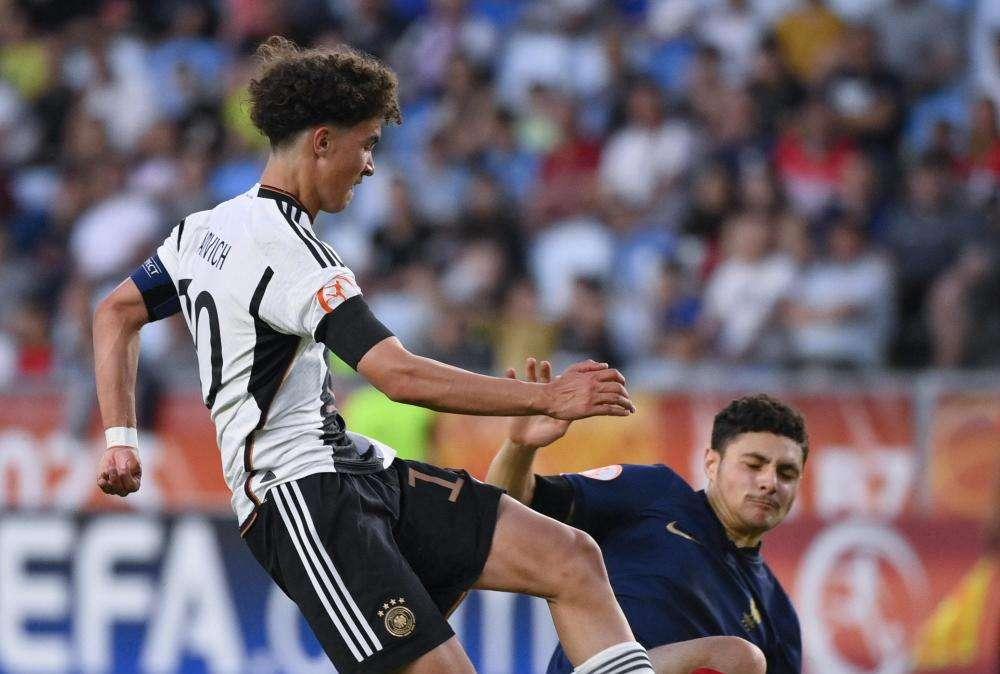 Barcellona compra 16enne e mette clausola da un miliardo