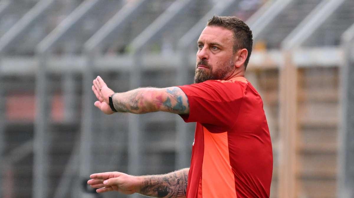 De Rossi: "Sono felice di come abbiamo lavorato nel mio primo ritiro. Dybala? Chiunque voglia andare via è libero di farlo”