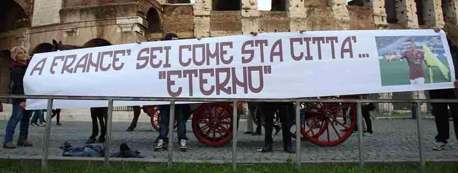 Striscione al Colosseo per Totti: "Sei come questa città, eterno". FOTO!