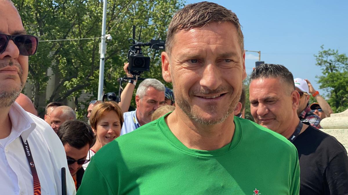 Roma-Cagliari - L'attesa dei tifosi: "Totti sarebbe una miniera d'oro come scopritore di talenti. Vorrei anche Malagò in società"