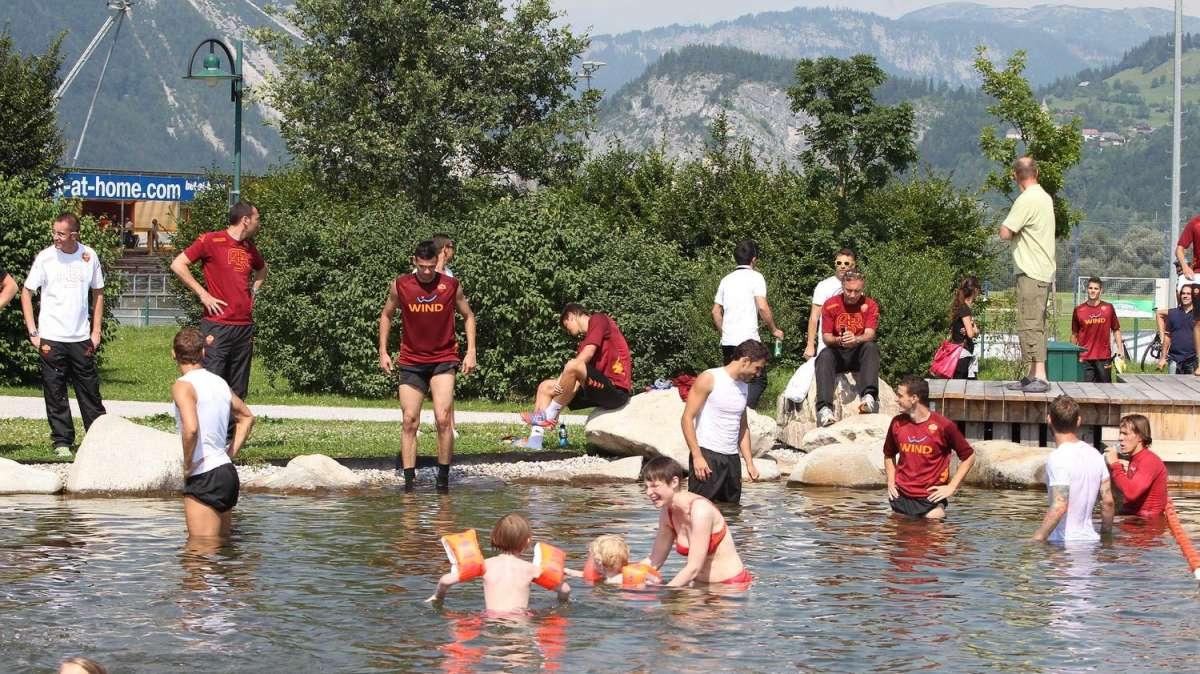 Irdning, bagno nel fiume per rilassare le gambe. FOTO!