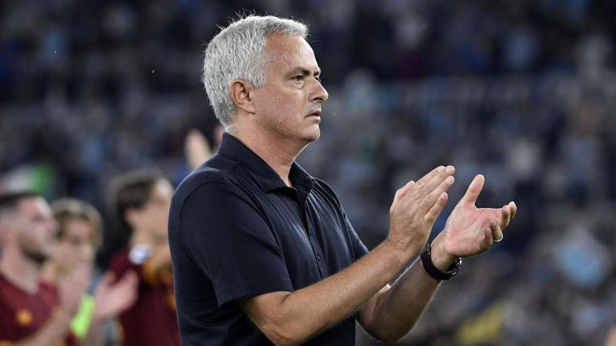 Mourinho: "Il gruppo è unito. Smalling? In questi giorni si è allenato, domani giocherà"