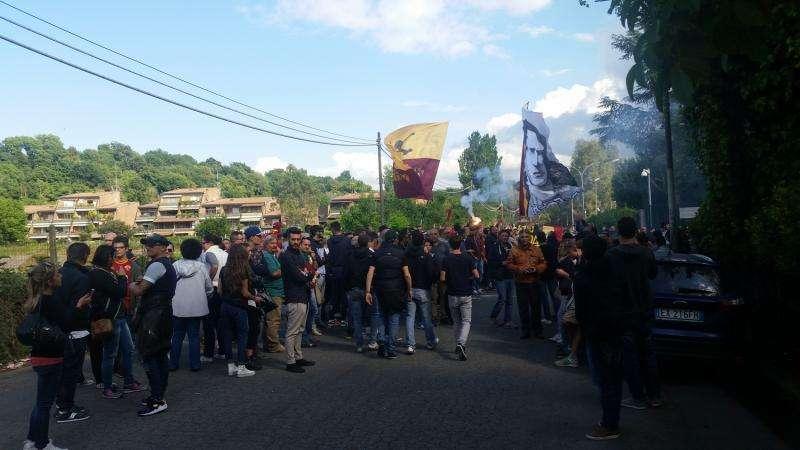 Trigoria, i tifosi sono stati fatti entrare per assistere all'allenamento. FOTO! VIDEO!