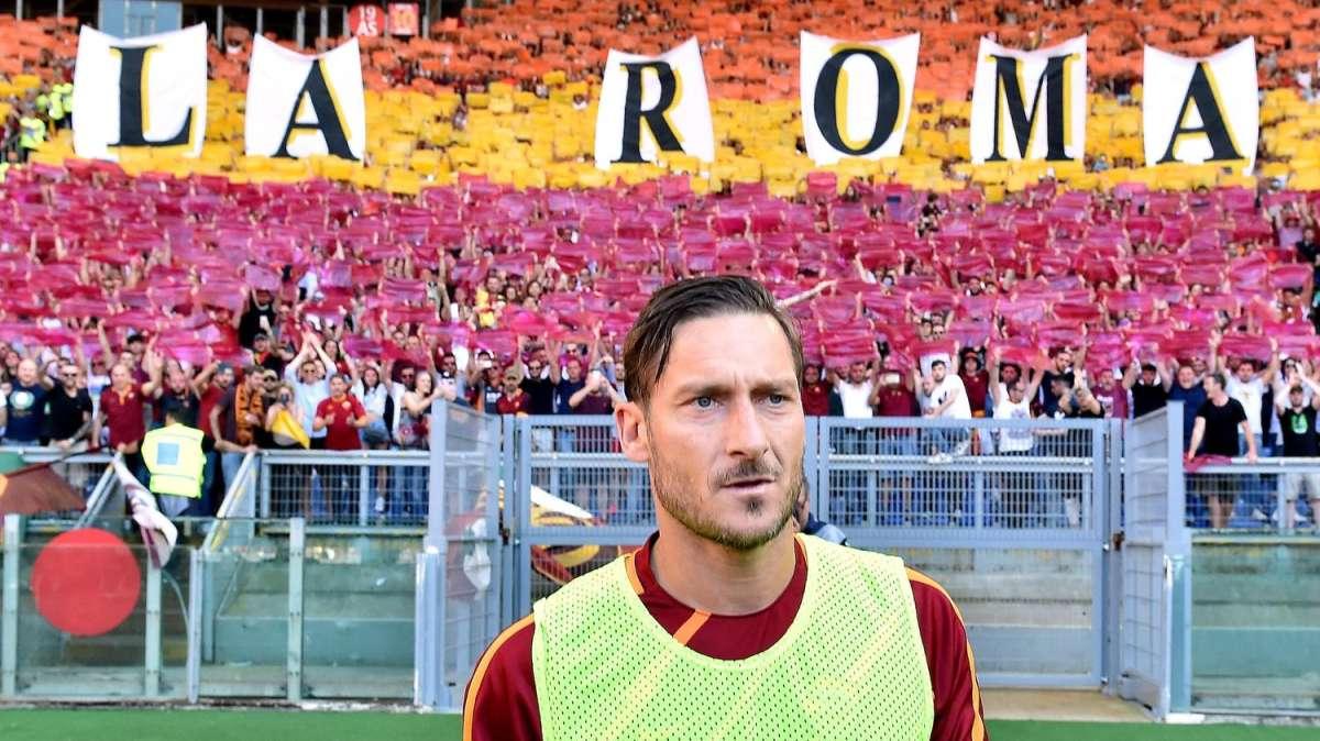 Totti ricorda il suo esordio: "Sembra ieri. Mi trovai in campo e così iniziò la mia lunga ed infinita storia d’amore con la Roma. I tifosi sono sempre il mio primo e ultimo pensiero"