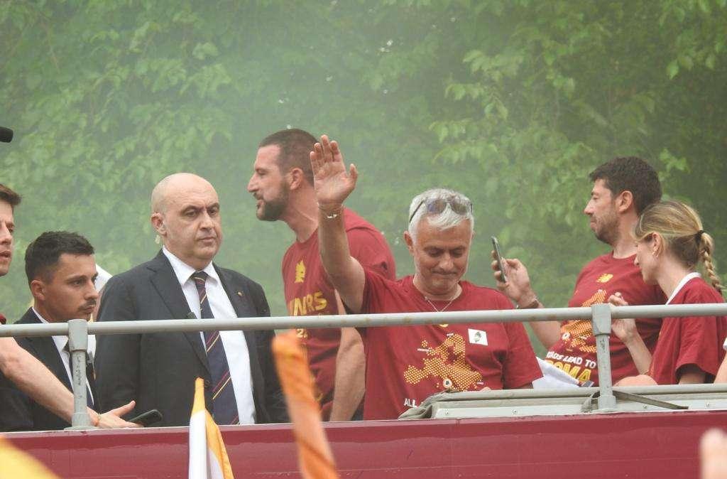 FESTA DELLA ROMA - Tanti cori per Mourinho, che ringrazia il suo popolo. VIDEO!