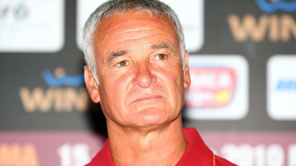 Ranieri non si ferma per gli autografi: "Mister, però almeno Spalletti si fermava"