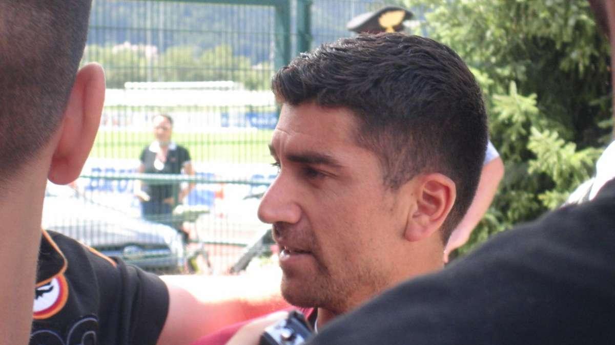 Crescenzi, Pizarro e Rosi firmano autografi dopo l'allenamento