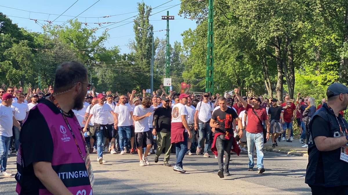 Il corteo dei tifosi della Roma verso la Puskas Arena. VIDEO! FOTO!